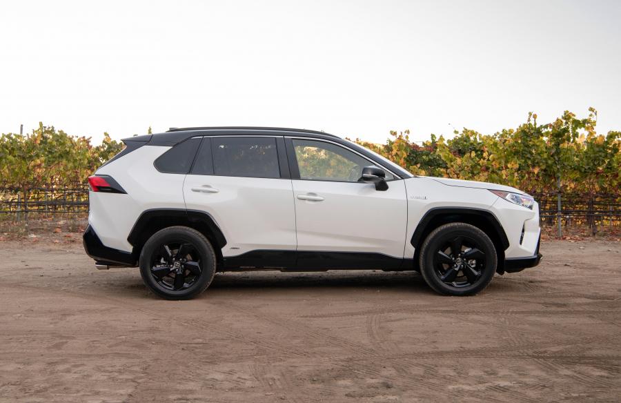  Toyota RAV4 XSE Hybrid 2018 года  (NA) (фото 42 из 71)